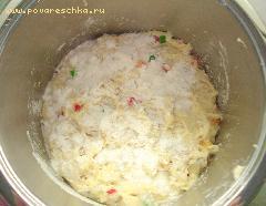8) Добавить в тесто изюм и цукаты, поставить в тёплое место (на 30 минут)