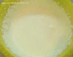 2) Желтки растереть с сахаром добела, добавить ванилин